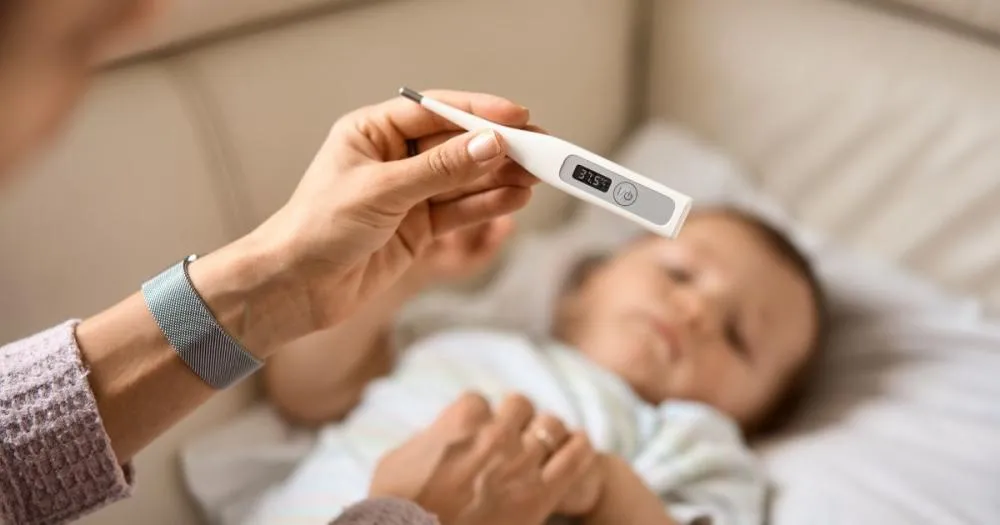 As causas mais comuns de febre variam desde infecções virais em fase inicial até reações inflamatórias ou infecções ocultas (como urinária ou sinusite). Na maioria das vezes, trata-se de uma resposta de defesa passageira, mas que exige observação. Imagem: