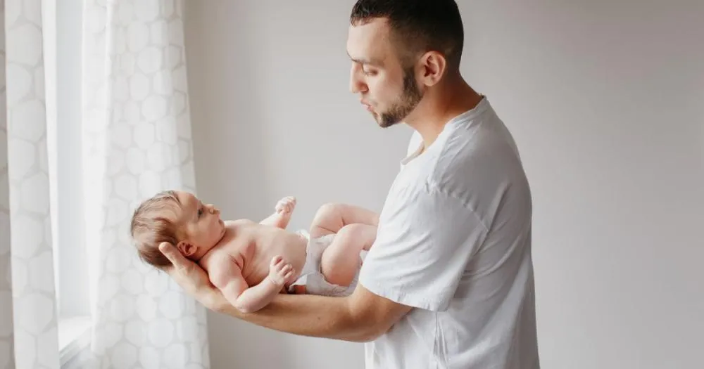 A paternidade não fica em casa quando o pai vai trabalhar. Ela também transforma a forma como ele se comunica, lidera, escolhe e constrói sua carreira. É sobre isso o novo artigo da Escola da Paternidade. Foto: Redes Sociais
